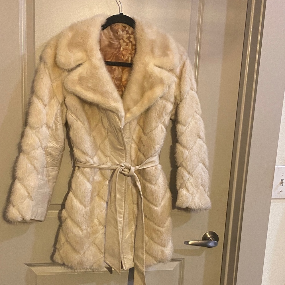 VINTAGE WHITE MINK AND LEATHER COAT
